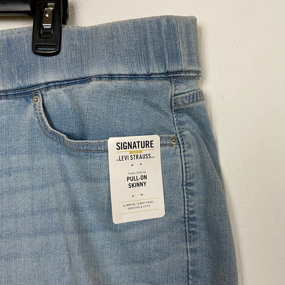 Levi Strauss Women's Totally Shaping Light Blue Pull On Skinny Jeans 22L NWT - Picture 2 of 13